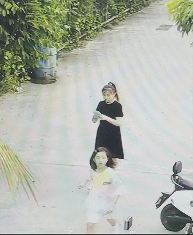 8000元现金散落路上 三亚这两位小女孩将钱捡起交给警察蜀黍