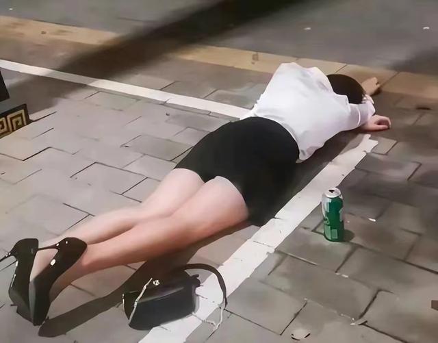 超短裙美女深夜醉酒躺在街上,让人心酸,压力是有多大呀