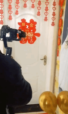 超短裙美女深夜醉酒躺在街上,让人心酸,压力是有多大呀