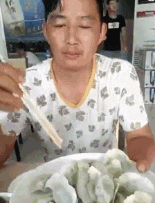 超短裙美女深夜醉酒躺在街上,让人心酸,压力是有多大呀