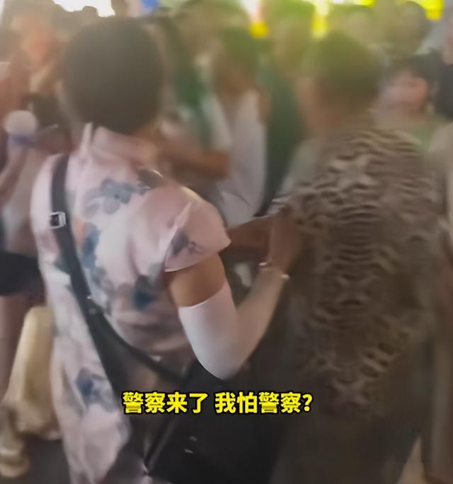 闹大了!秃顶老头偷摸jk女生臀部,当场被逮。视频曝光,评论炸了