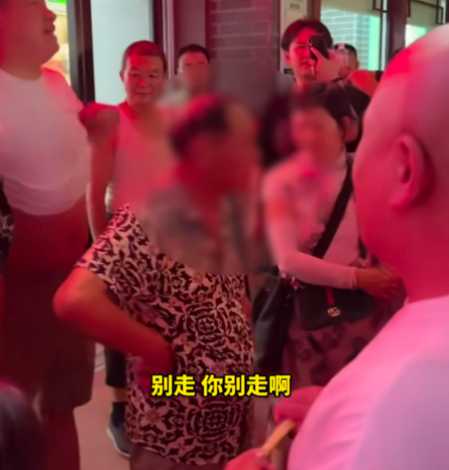 闹大了!秃顶老头偷摸jk女生臀部,当场被逮。视频曝光,评论炸了