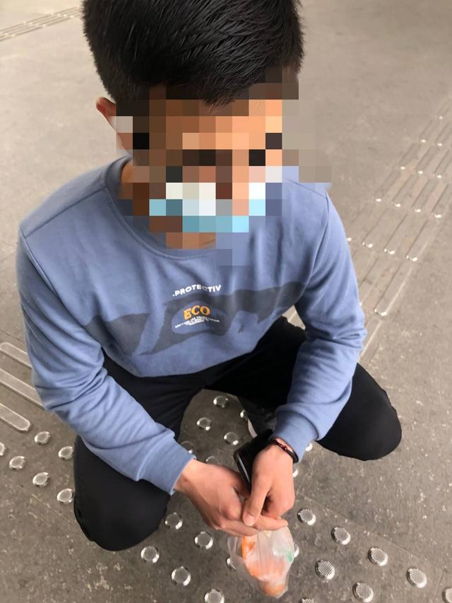 公交车遇“色狼”猥亵 成都女子“奋起直追”将其揪送派出所 网友:“够刚!”