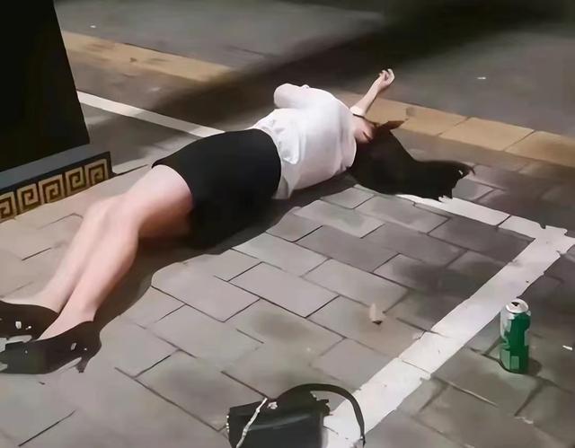 超短裙美女深夜醉酒躺在街上,让人心酸,压力是有多大呀