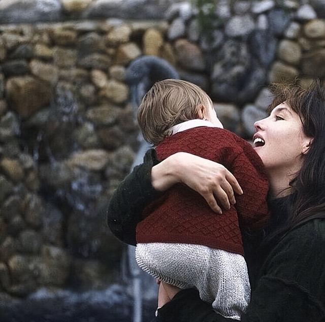 “破碎感美人”阿佳妮:2次未婚生子,3次被抛弃,美貌消失殆尽