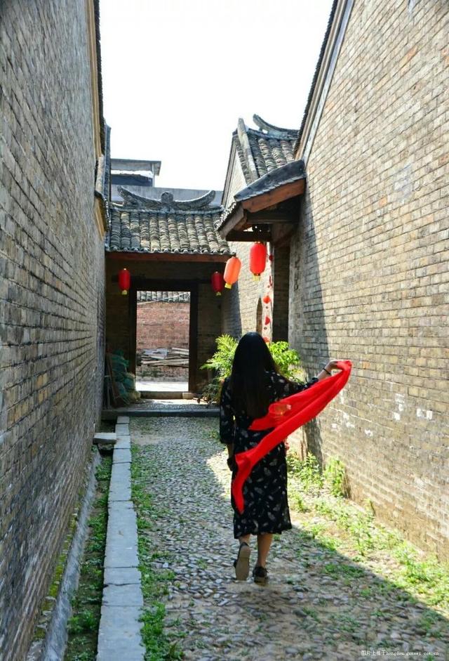 人间仙境,遇王族后人……