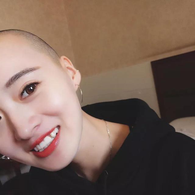 一个美女大学生,竟然剃了光头!原因和她一样美……