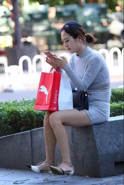 街拍:美女静静坐着,就够迷人了,不经意间半蹲起来越发的迷人