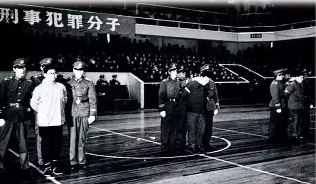 “挂历女神”龚雪的另类成名史,以及35年前的一桩“桃色事件”