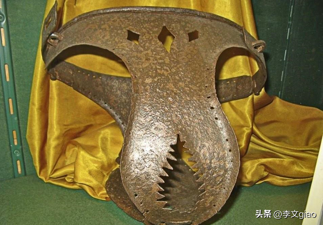 不堪入目老照片:女子全裸站在评委们面前,而且日本男女赤裸共浴