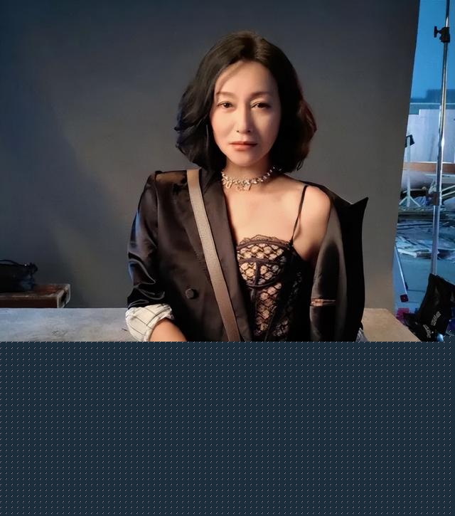 当女明星晒纯欲性感自拍后，网友激动：你能不能好好穿衣服？哈哈哈哈