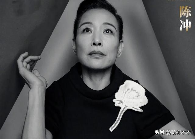 名场面又来了!五大中年女星拍杂志封面,刘嘉玲靠边坐伸脚抢C位