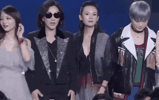 名场面又来了!五大中年女星拍杂志封面,刘嘉玲靠边坐伸脚抢C位