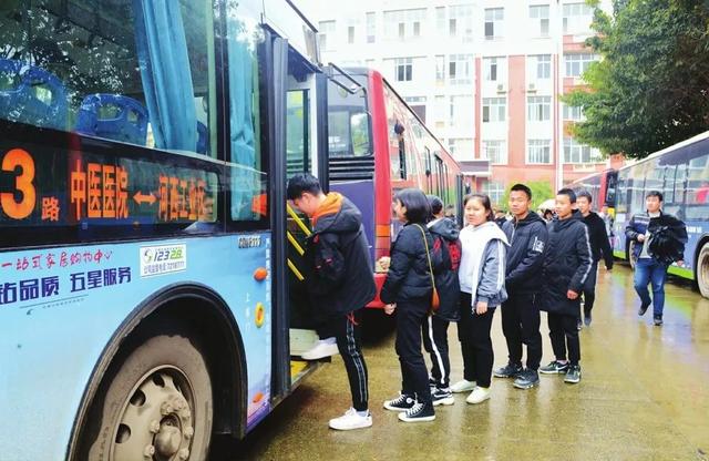 南充这个地方开通4条公交专线,造福千余名学生!
