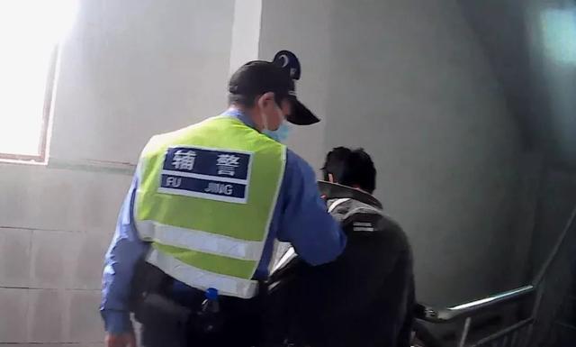 已婚男子对女式内裤下手，还偷来闻...抓了！