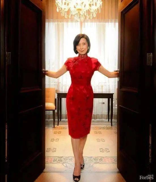 新加坡60岁女富豪:曾是律师,爱穿旗袍,开公司赚50亿,凭啥