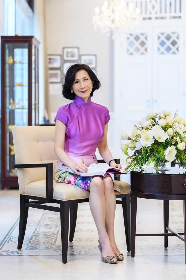 新加坡60岁女富豪:曾是律师,爱穿旗袍,开公司赚50亿,凭啥