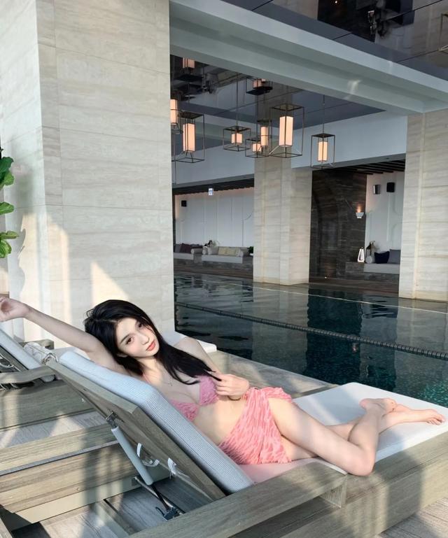 【爆炸】室内游泳池比基尼美女,粉色诱惑撩人心!