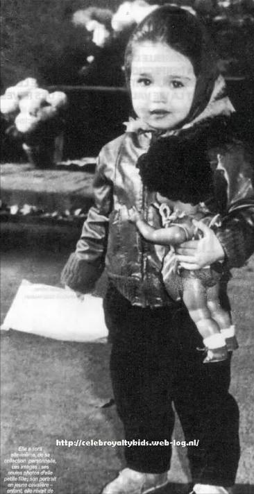 “破碎感美人”阿佳妮:2次未婚生子,3次被抛弃,美貌消失殆尽