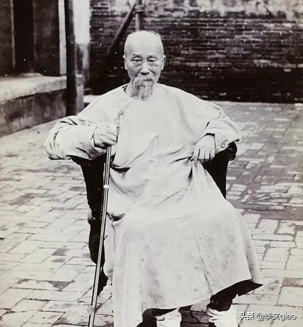 不堪入目老照片:女子全裸站在评委们面前,而且日本男女赤裸共浴