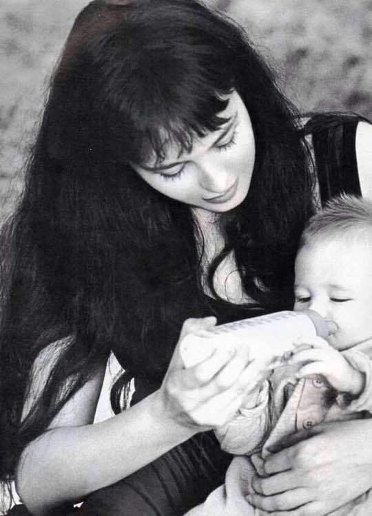 “破碎感美人”阿佳妮:2次未婚生子,3次被抛弃,美貌消失殆尽