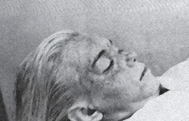 1962年梦露葬礼现场:棺材被打开,穿着紧身球衣入殓,金发被剃光