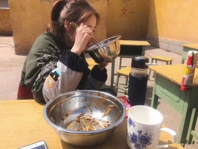 一个美女大学生,竟然剃了光头!原因和她一样美……