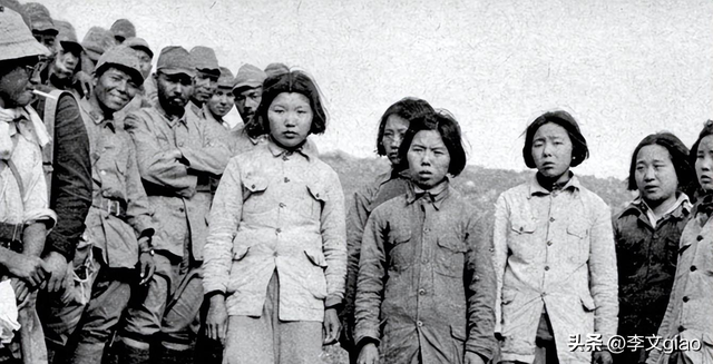 不堪入目老照片:女子全裸站在评委们面前,而且日本男女赤裸共浴