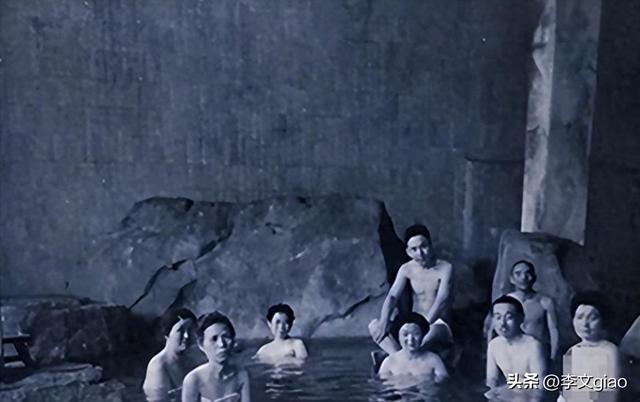 不堪入目老照片:女子全裸站在评委们面前,而且日本男女赤裸共浴