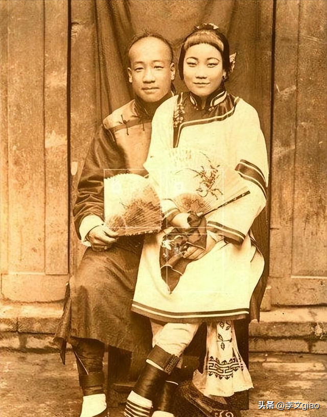不堪入目老照片:女子全裸站在评委们面前,而且日本男女赤裸共浴