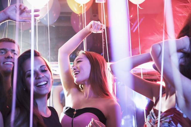 恋爱故事:夜场里的美女,你是否心动过,她们值得追求吗?