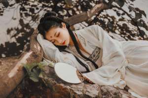 水仙女主播视频迅雷(小说：我发现自己这具新身体的美丽，他看到我自恋哭笑不得)