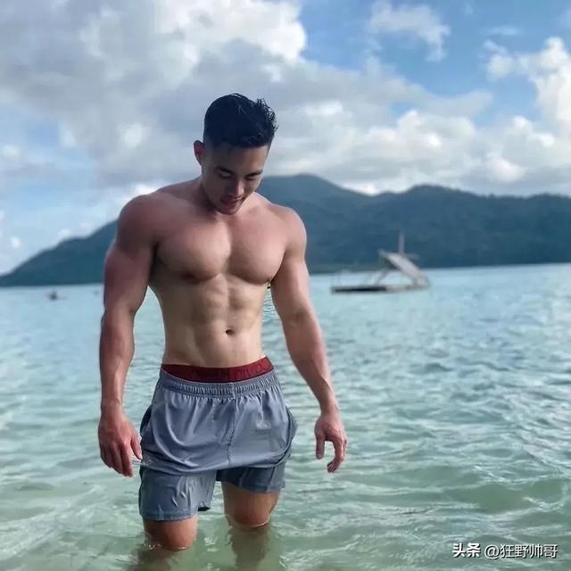 泰国“胸王”来袭!健身房里的肌肉炸裂奇观