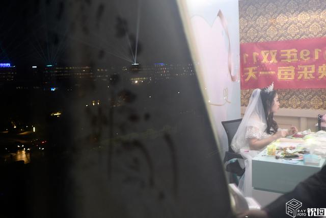 特殊的直播间：女主播穿婚纱卖纸尿裤，双11最大心愿是陪伴孩子