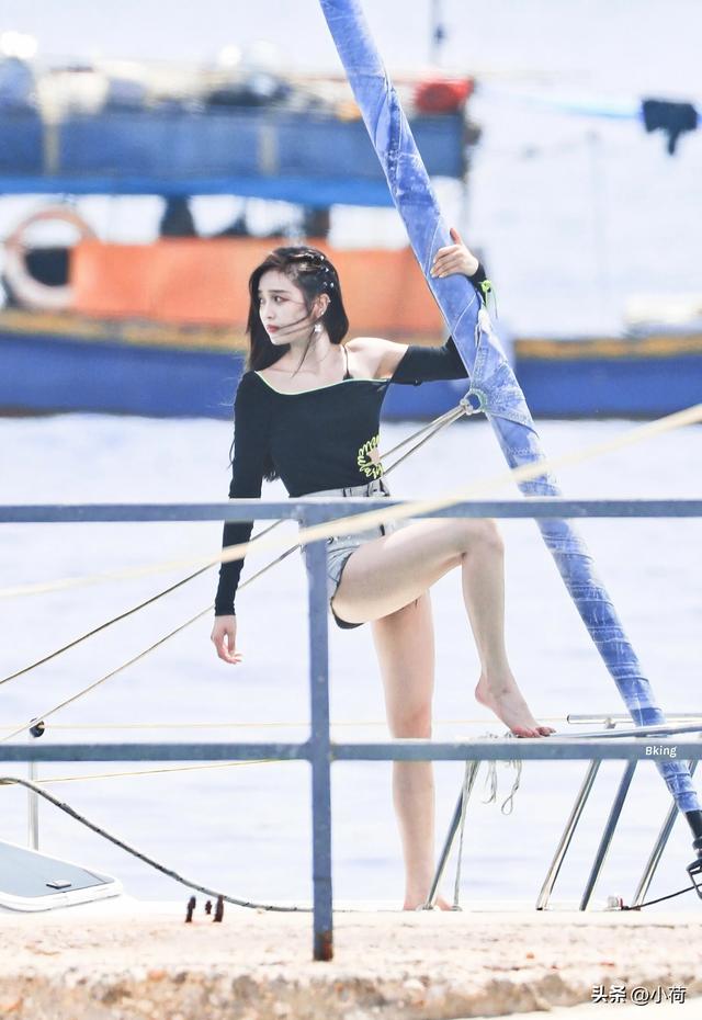 吴宣仪牛仔短裤大长腿光脚丫海边美照，这个脚丫子也太白了吧