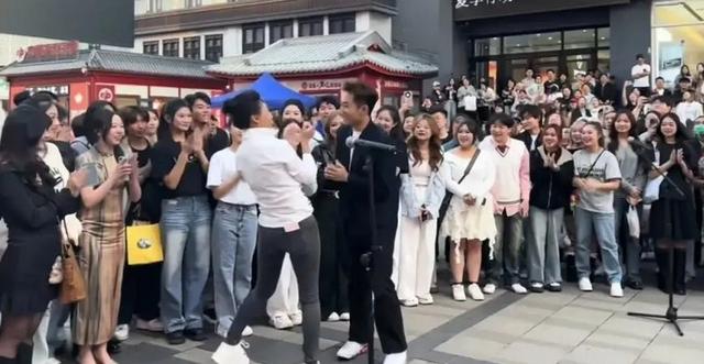 震惊！47岁央视女神李梓萌沈阳街头热舞 网友：这反转太刺激