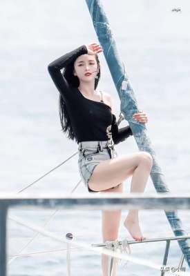 美女主播秀大白脚丫(吴宣仪牛仔短裤大长腿光脚丫海边美照，这个脚丫子也太白了吧)