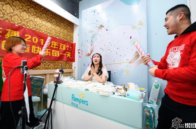 特殊的直播间：女主播穿婚纱卖纸尿裤，双11最大心愿是陪伴孩子