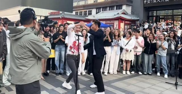 震惊！47岁央视女神李梓萌沈阳街头热舞 网友：这反转太刺激