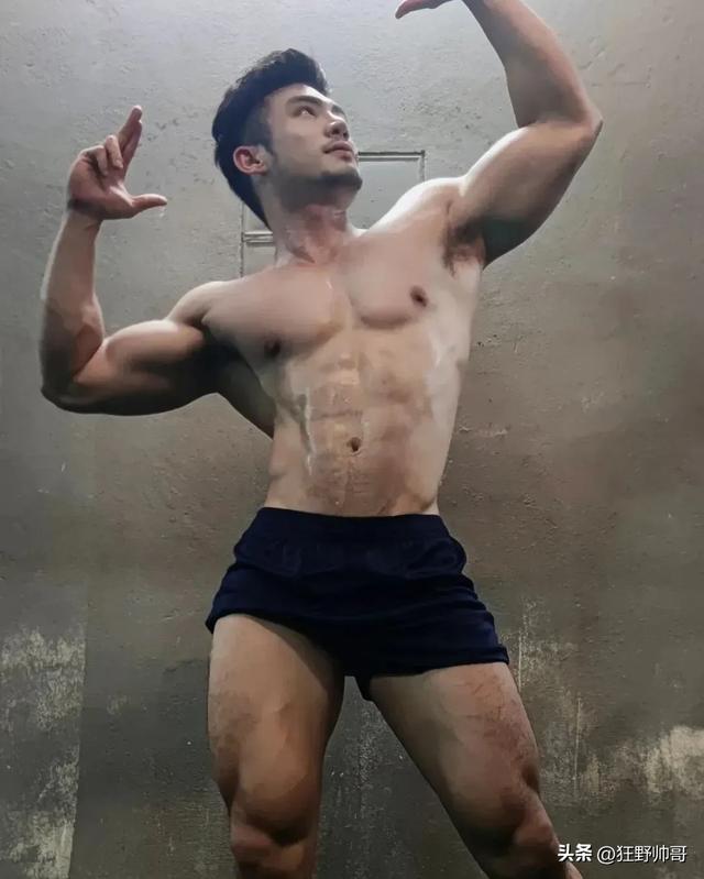 泰国“胸王”来袭!健身房里的肌肉炸裂奇观