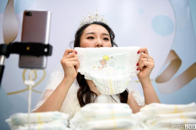 特殊的直播间：女主播穿婚纱卖纸尿裤，双11最大心愿是陪伴孩子