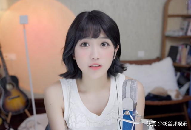 接受不了收入落差,小深深评价斗鱼跳槽女主播,去某音只能喝稀饭