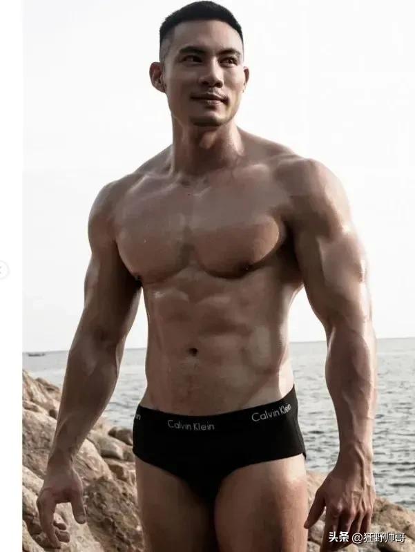 泰国“胸王”来袭!健身房里的肌肉炸裂奇观