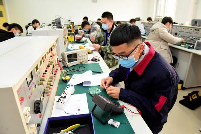 职业学校的困境:从不被看见的职校生,到欠缺保障的劳动力