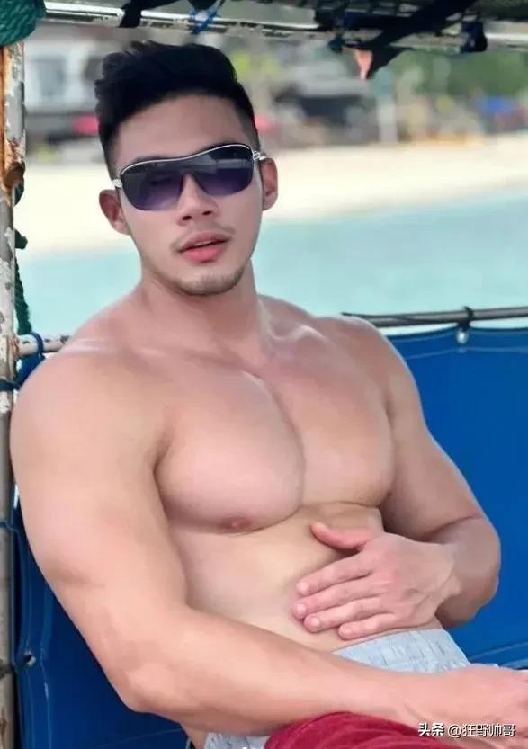 泰国“胸王”来袭!健身房里的肌肉炸裂奇观
