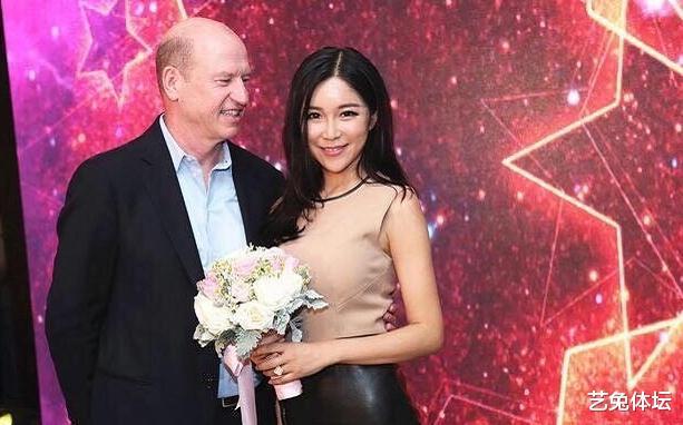NBA女主播周玲安,否认与50岁豪门老公离婚,直言老少都一样