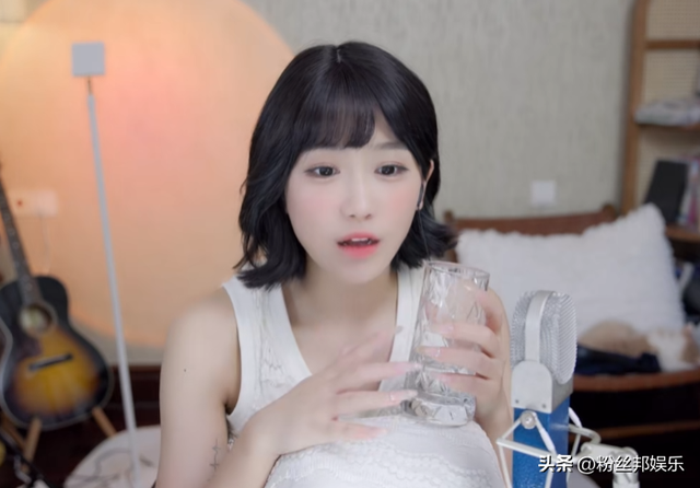接受不了收入落差,小深深评价斗鱼跳槽女主播,去某音只能喝稀饭