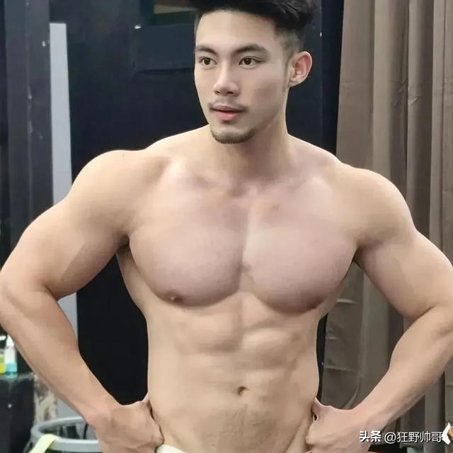 泰国“胸王”来袭!健身房里的肌肉炸裂奇观