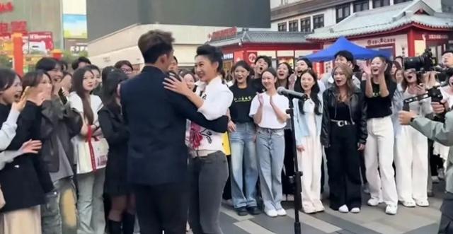 震惊！47岁央视女神李梓萌沈阳街头热舞 网友：这反转太刺激