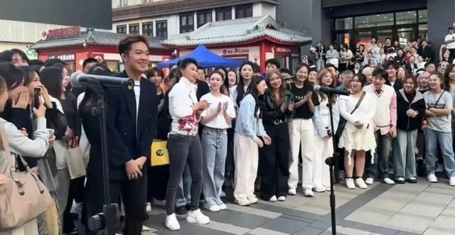 震惊！47岁央视女神李梓萌沈阳街头热舞 网友：这反转太刺激